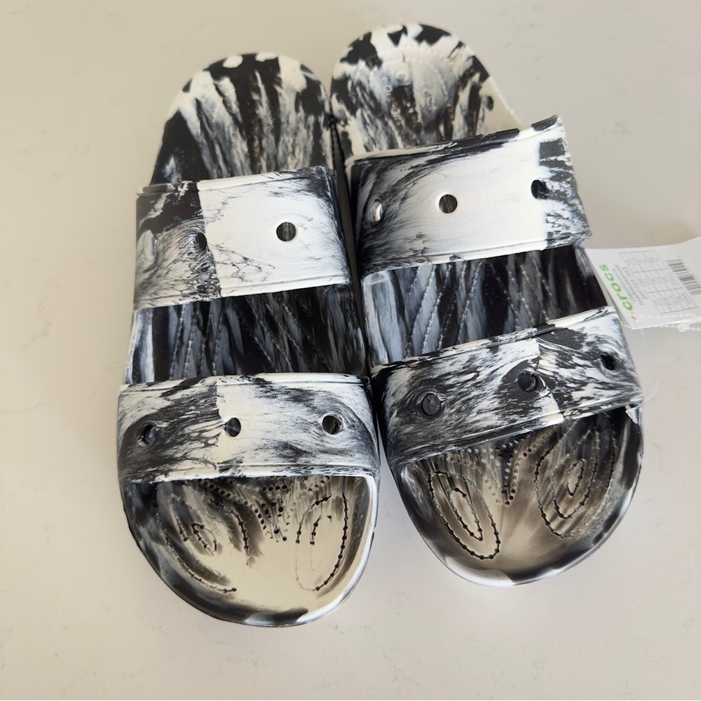 NWOT CROCS men’s tie-dye, slip on open toe, black and white sandals shoe…